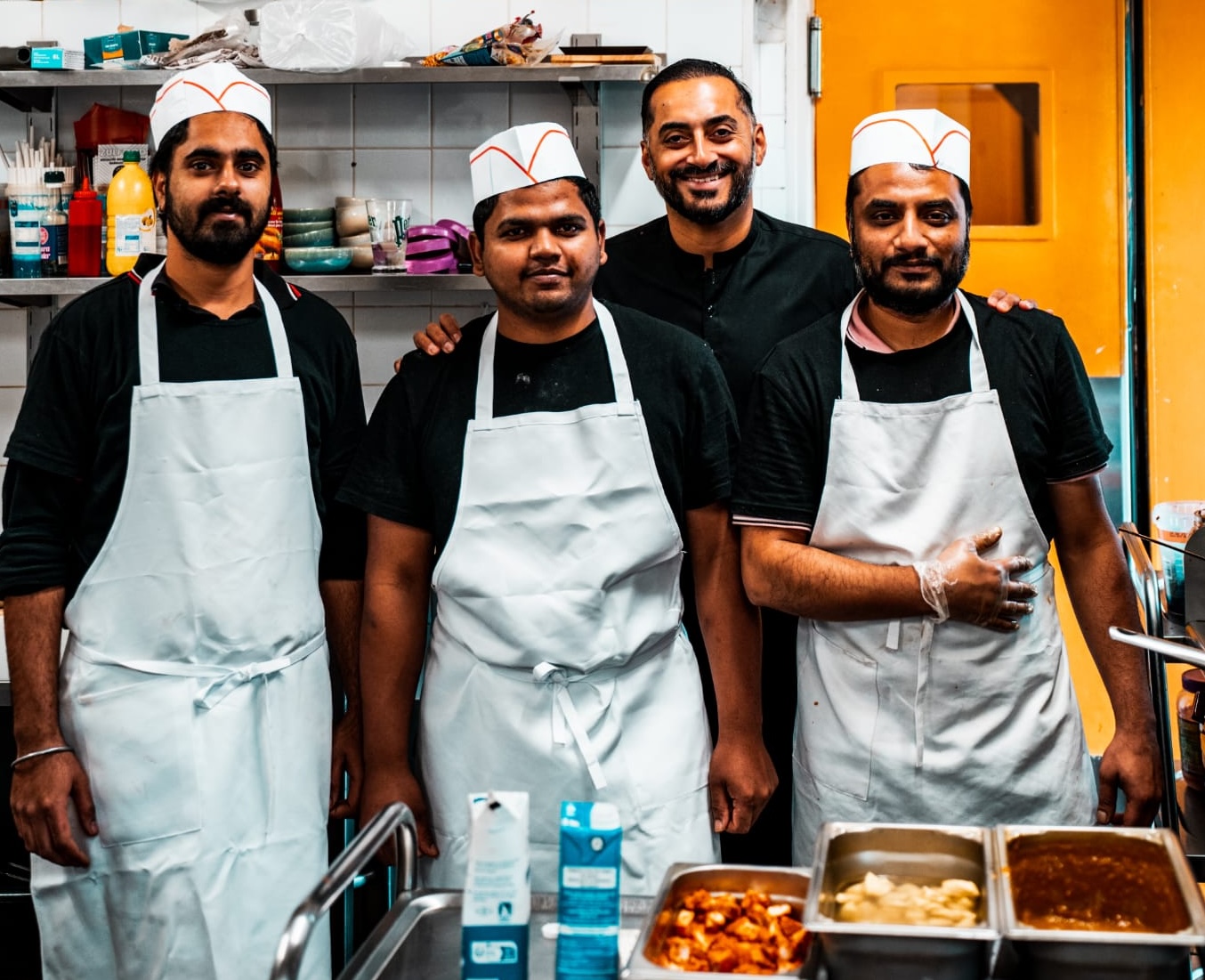 Équipe du restaurant Himalaya Breizh - Chef et serveurs restaurant indien Thorigné-Fouillard